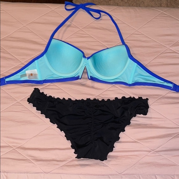 Bikini - Picture 2 of 2